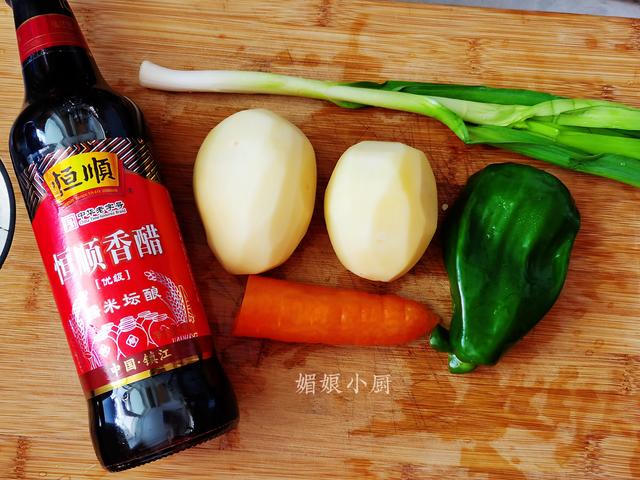 炒土豆丝别直接下锅，先加醋还是后加醋有讲究，土豆丝出锅才脆爽