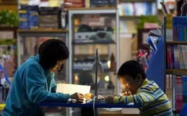 【你的育儿经】把孩子扔给老人？过度宠溺导致亲子关系疏离，家长请承担起责任
