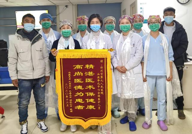 三名西藏帅小伙赶到郑州市九院献哈达