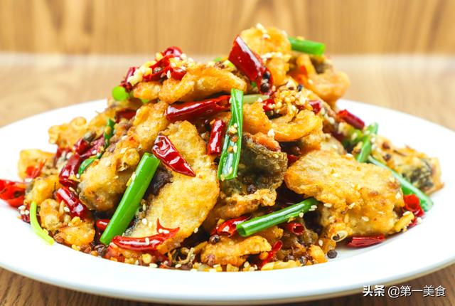 把一条草鱼做的焦香酥脆，连每根鱼刺都香辣入味！太过瘾了
