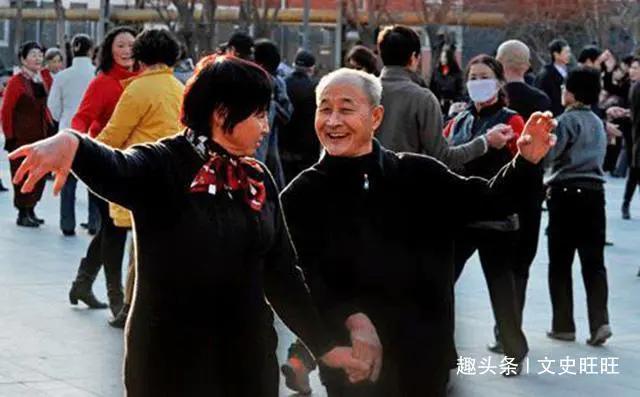 107岁老奶奶一天两包烟半斤白酒说道：劝我戒酒的医生早已逝去