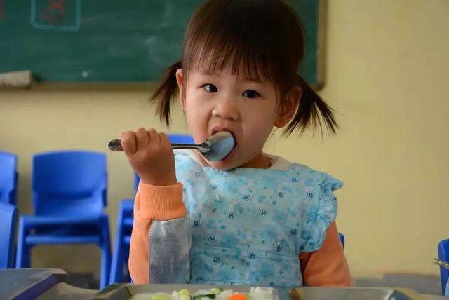 #你的育儿经#幼儿园孩子放学就喊饿，可能真是没有吃饱，原因是这样的