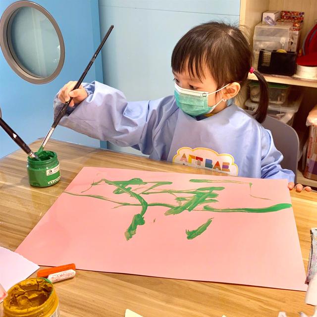 影视交流地|熊黛林晒双胞胎画作风格迥异,妹妹长势喜人已高过姐姐