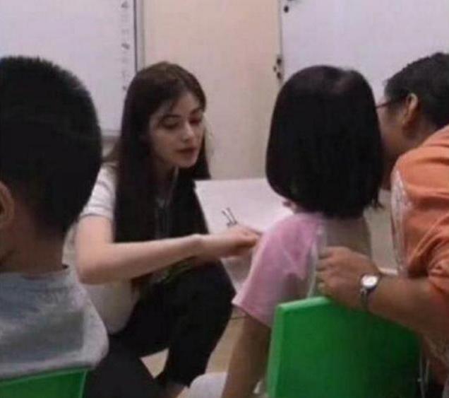 你的育儿经@“女神老师”火了，长相身材酷似迪丽热巴，网友：想回去读书