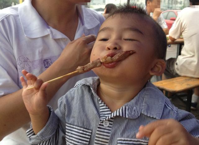 「超级宝妈」夏天牢记:孩子越吃越笨的4种“黑名单”零食,家长绝不可纵容