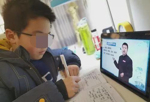 【超级宝妈】老师布置作业闹乌龙，误把“洗碗”打成“洗澡”，家长：求娃阴影