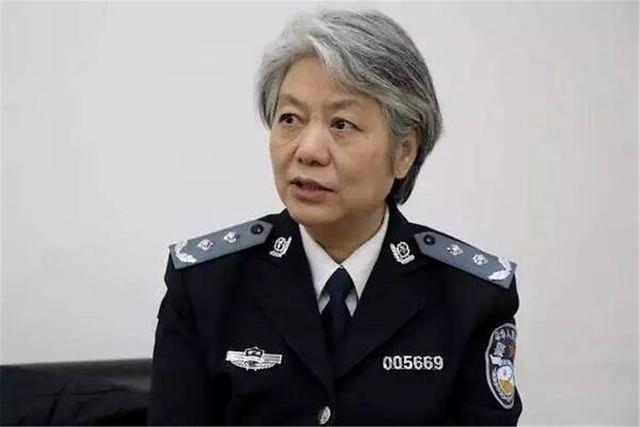 李玫瑾教授坦言：教育青春期孩子，父母要懂得“点到为止”