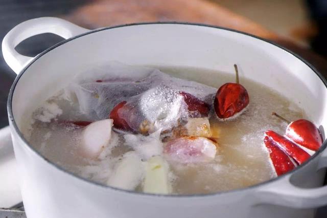 足不出户，吃正宗西安肉夹馍，肉末超足汁水香浓，搭配劲道白吉馍