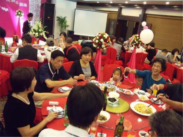 你的育儿经|奶奶带5岁孙子吃喜宴，孩子酒席上的举动惹众怒：教不好别带出来