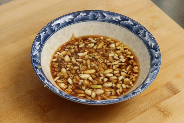 烧茄子时，不要先放油炒，大厨教你一招，茄子不发黑不吸油