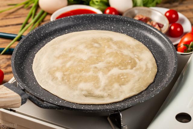 烙饼为啥又干又硬？厨娘教你3个窍门，烙饼又酥又软，层次分明