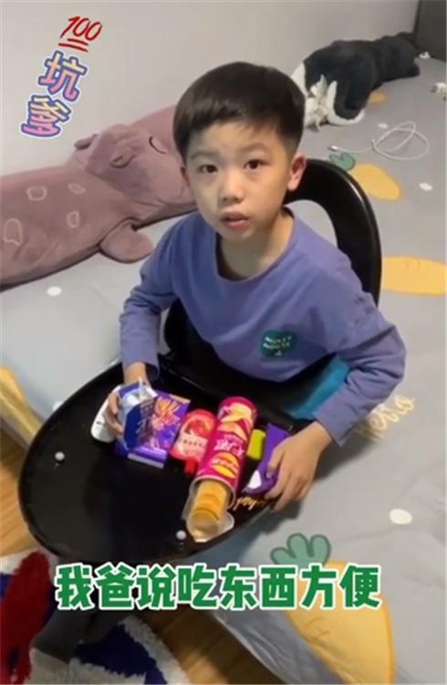 超级宝妈▲“最省事宝爸”带娃,拿马桶盖给孩子当饭桌,网友:等着跪键盘吧