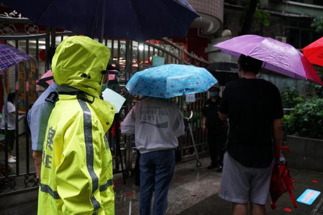 超级宝妈|萌娃返园 渝中警方冒雨守护幼儿园安全