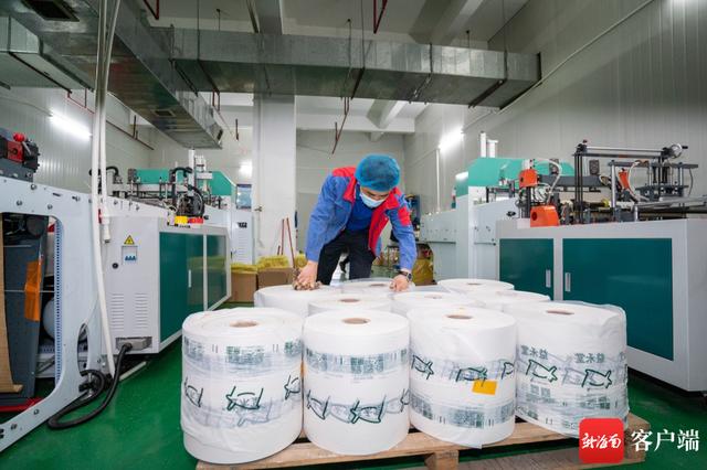 佳美|组图丨海南海口：全生物降解塑料制品企业订单增长赶工忙