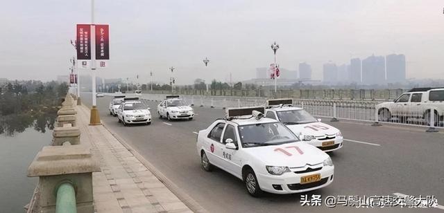 科三考试时，考生遇到“乌龟车”怎么办？教练：用这招绝不会扣分