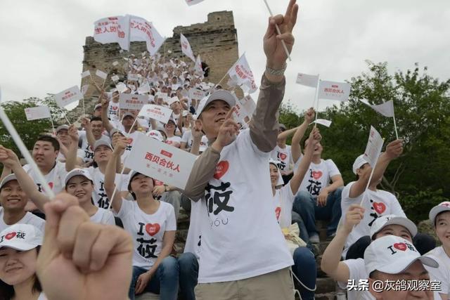 内蒙亿万富豪的魔幻生意，一个馒头卖16块，吃的人却排成排