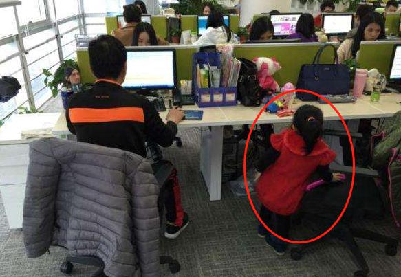 【超级宝妈】“超老实宝宝”走红，陪妈妈上班不哭不闹，懂事得让人心疼