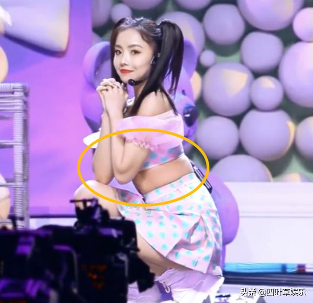 [电影工厂]《有点甜》安崎直拍，都说她蹲下有小肚肚，谁观察她抬手后腰部？