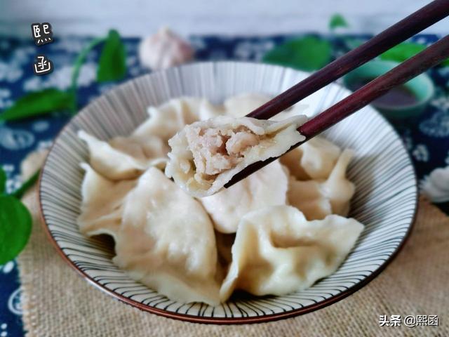 酸菜包饺子，这样调馅才够香，多加一勺它，鲜香味美吃不够