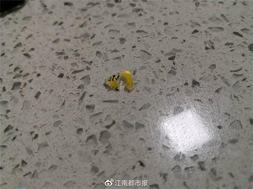 「超级宝妈」美素佳儿奶粉中竟发现异物？南昌山姆会员店回应
