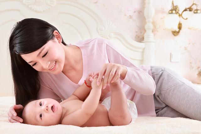 超级宝妈|新生儿抚触好处真多,促进消化还有助娃大脑发育,宝妈速来学习