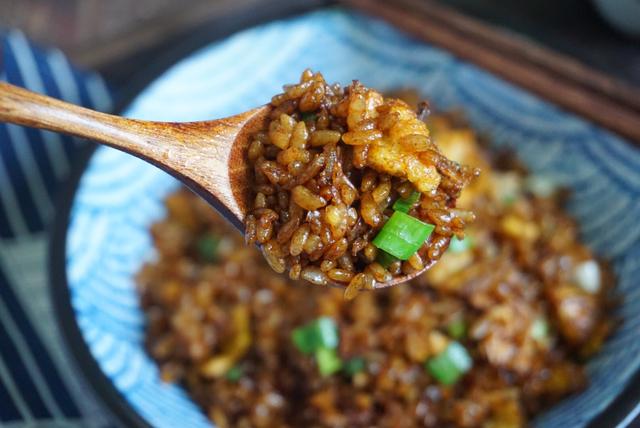 简单的早餐，酱油炒饭，粒粒分明还不粘锅，满满的儿时味道