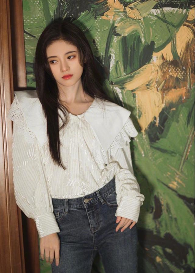 最时尚娃娃领穿搭来袭，谭松韵穿起来就像个洋娃娃，鞠婧祎却更胜一筹