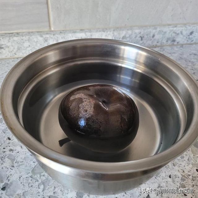 南方人网购“冻秋梨”，表示太难吃！被东北人看到：不会吃别乱说