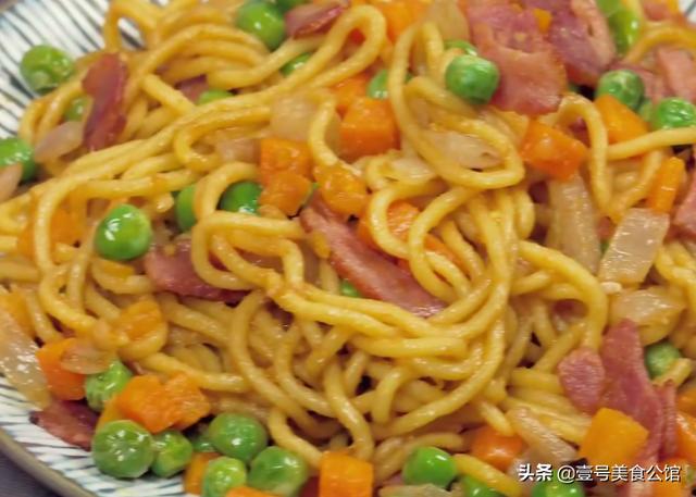 在家来一份培根蛋黄炒面，荤素搭配，好吃营养，解馋又美味的主食