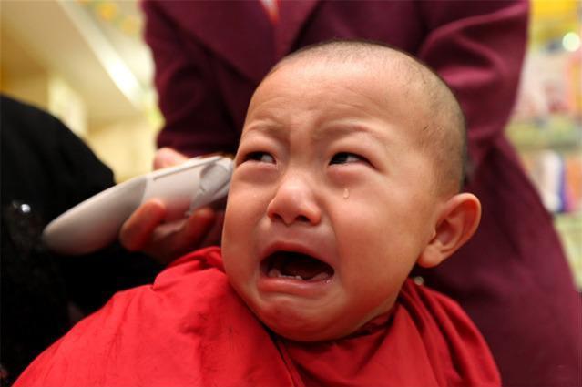 「你的育儿经」奶奶带孩子剃“满月头”，结果娃的头发再没长出来，医生：瞎胡闹