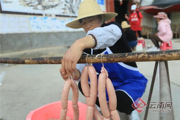 云南保山施甸县：姚关豆腐肠出炉了
