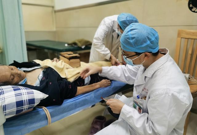 康复|76岁脑梗塞老太，接受中医诊疗康复后可落