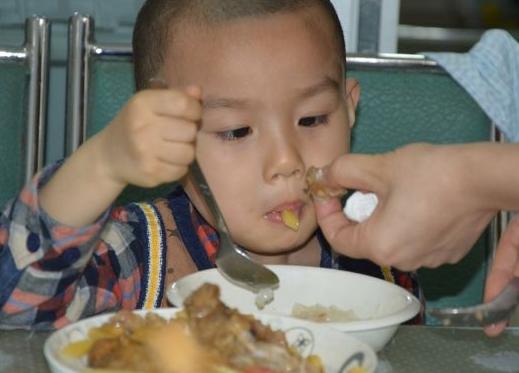 【你的育儿经】这3种早餐，会拖垮孩子脾胃，家长尽量少给孩子吃，别怪我没提醒