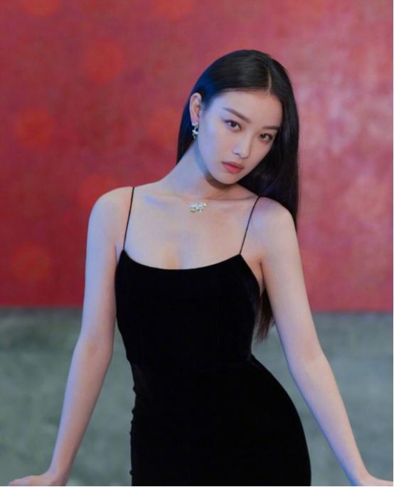 『时尚探究社』倪妮近期可真潇洒,一袭棕色大衣包裹全身,霸气且不失