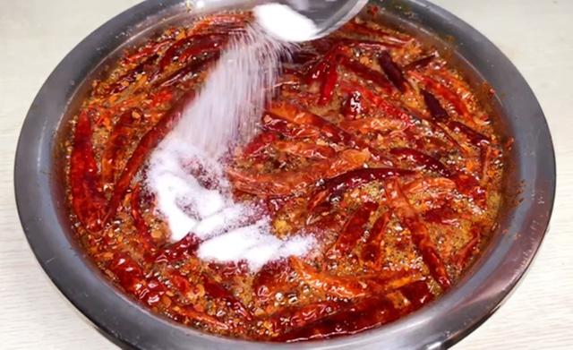 做辣椒油，直接淋热油是大忌，多加一步，辣椒油香辣红亮特入味