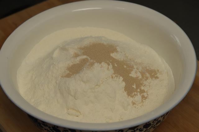 冬天发面时，别只会放酵母，记住3个诀窍，馒头又软又好吃