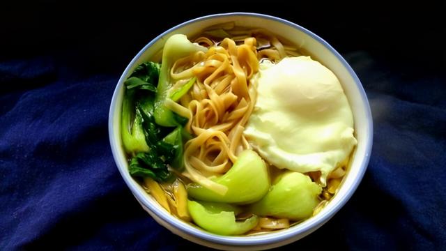 面条这样做太好吃了，一周吃7次都不嫌多，一次做一大碗都不够吃