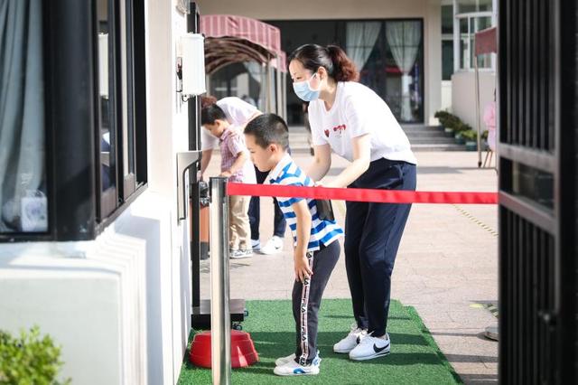 上观新闻|入园摘下口罩，设立临时隔离教室，上海最小一批学生返校复学……