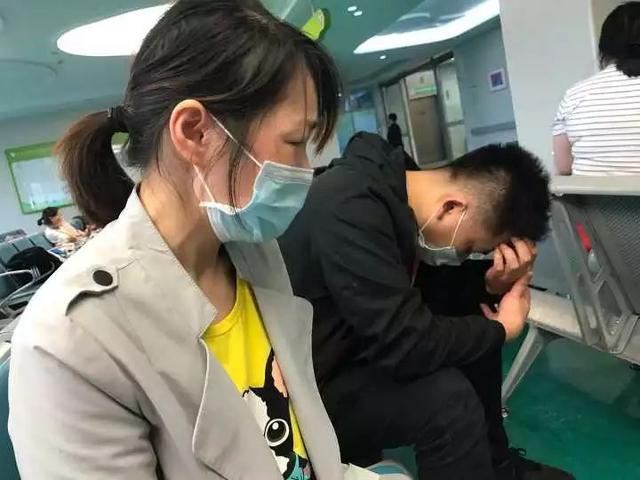 女子怀孕4次终得子，孩子出生后身患6种疾病，网友叹气：心疼