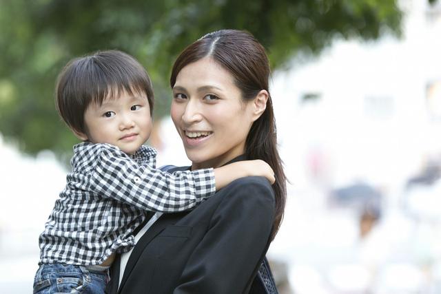 「超级宝妈」孩子会走路却要大人抱，越大越懒？若拥抱次数不达标，别责怪孩子