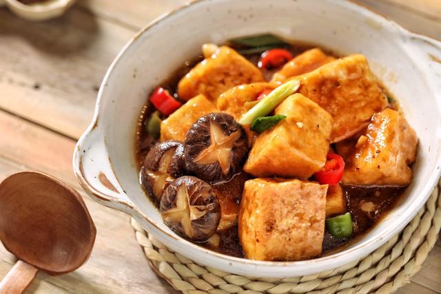 豆腐的100种做法之一，烹饪简单营养丰富，热乎乎吃一大碗，香