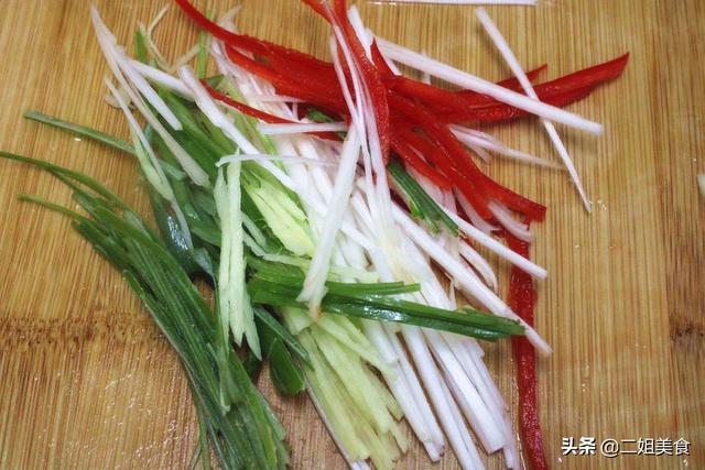 冬天，猪肉牛肉靠边站，这肉营养全面，搭配萝卜做成蒸菜太鲜嫩了