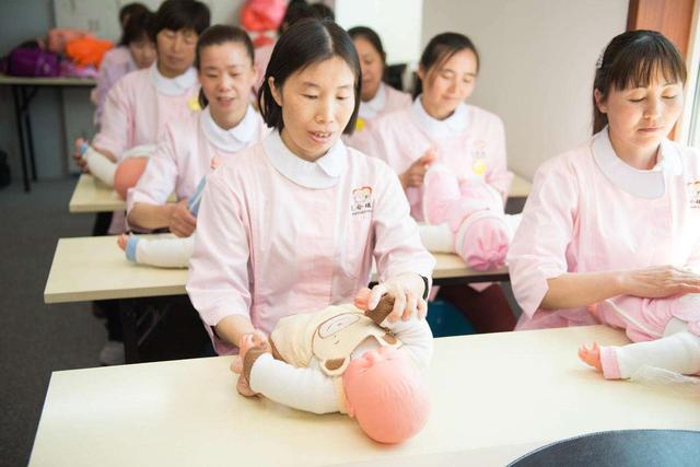 『超级宝妈』靠技术吃饭的岗位，月嫂平均月薪达9369元，有条件的宝妈要慎请
