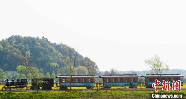 新华网客户端:美如画!这里有一列开向春天的火车