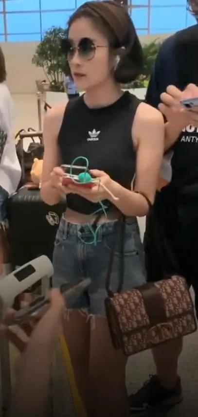 肆无忌惮的美|女星瘦到多少斤上镜才能毫不费劲？张子枫竹竿腿比张韶涵还过分了