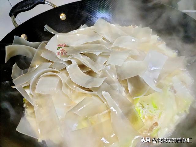 白菜炖粉条，啥时放粉条是关键，诀窍掌握了，粉条筋道滑爽不糊锅
