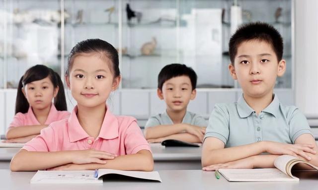 超级宝妈▲姐弟俩坐地铁走红，相互“坐姿”获一众好评：孩子父母教得很好