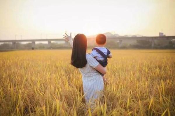 超级宝妈■宝宝为什么喜欢被抱着？这样会惯坏他吗？知道原因后想多抱会