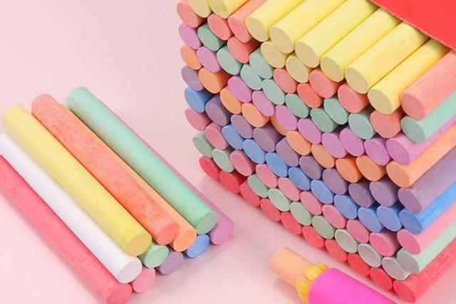 这把键盘让人想起曾经的校园时光，以及老师那精准的“小李飞刀”