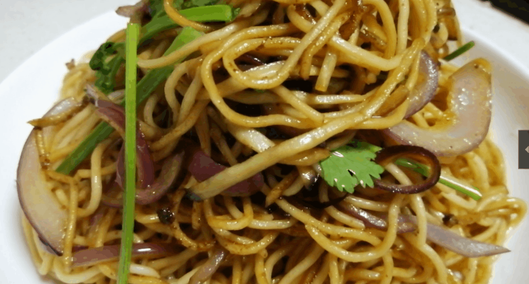 孜然炒面，家常的味道，温馨的味道！操作简单，推荐朋友们试试